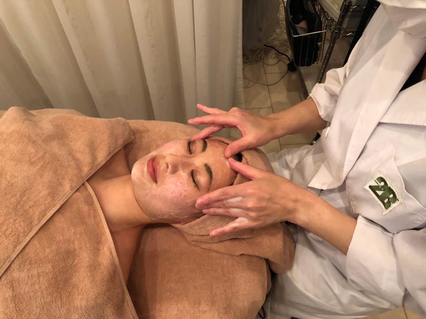 まずはお肌の状態を整えます。7種類の天然成分がスムーズに浸透していくよう、ゴマージュにてお肌を柔らかくしていきます。